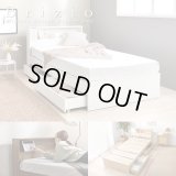 本棚にもなる二段棚・コンセント付き収納ベッド【Brizio】