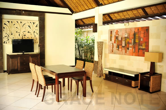 アジアン家具 ミニマリストなデザインがおすすめのダイニングテーブル