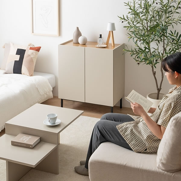 バイカラーがおしゃれ！スチール脚付きキャビネット【Karin】 幅70 グレージュ／ナチュラルを通販で激安販売