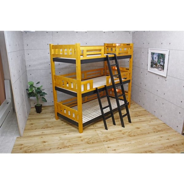 画像4: おしゃれなバイカラーデザインが大人気!北欧パイン材仕様三段ベッド【Clive】 (4)