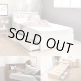 画像: 本棚にもなる二段棚・コンセント付き収納ベッド【Brizio】